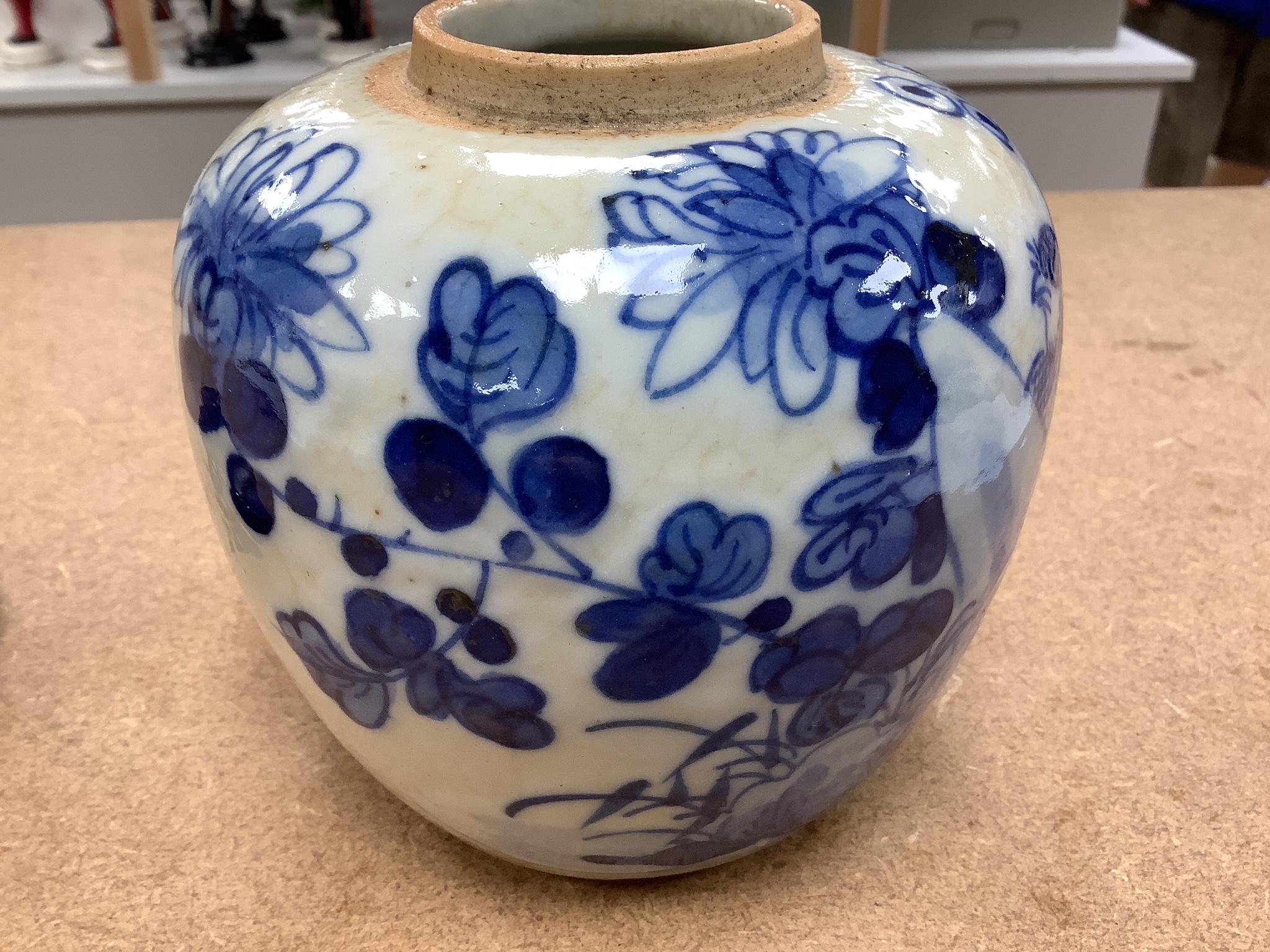 A Chinese blue and white crackle glaze jar and cover, early 20th century, height 12cm (excluding cover)
